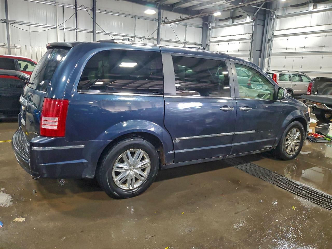 Chrysler Minivan Limited Image 5