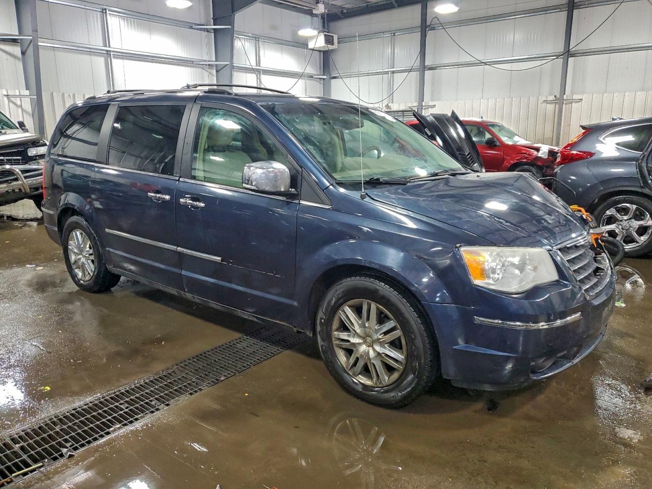 Chrysler Minivan Limited Image 10