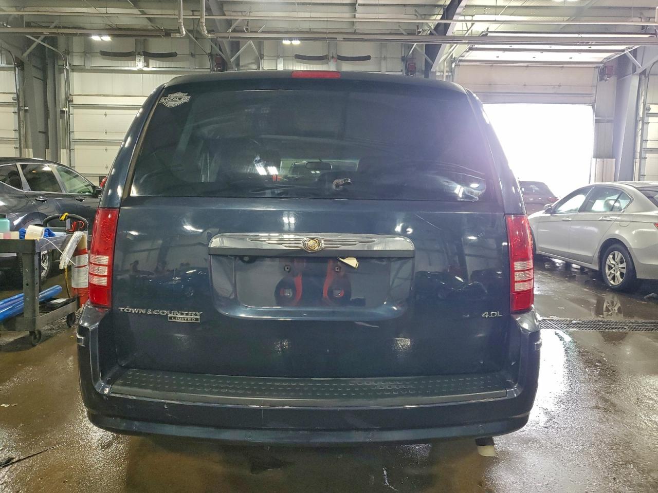 Chrysler Minivan Limited Image 6