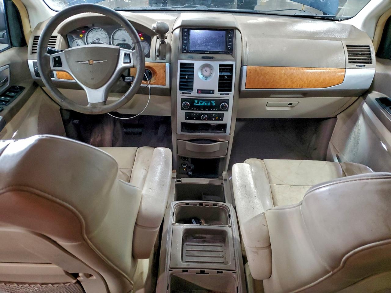 Chrysler Minivan Limited Image 3