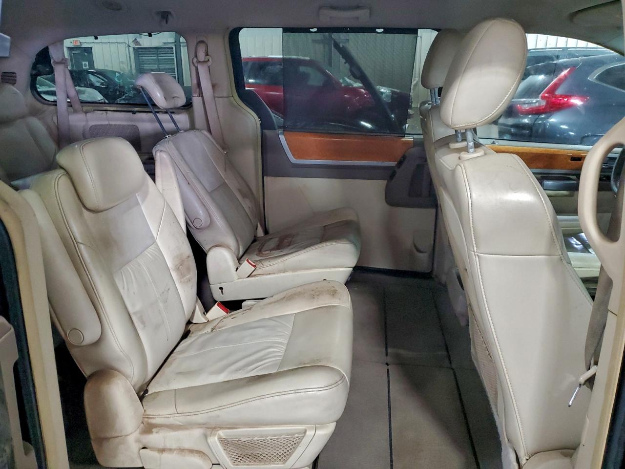 Chrysler Minivan Limited Image 13