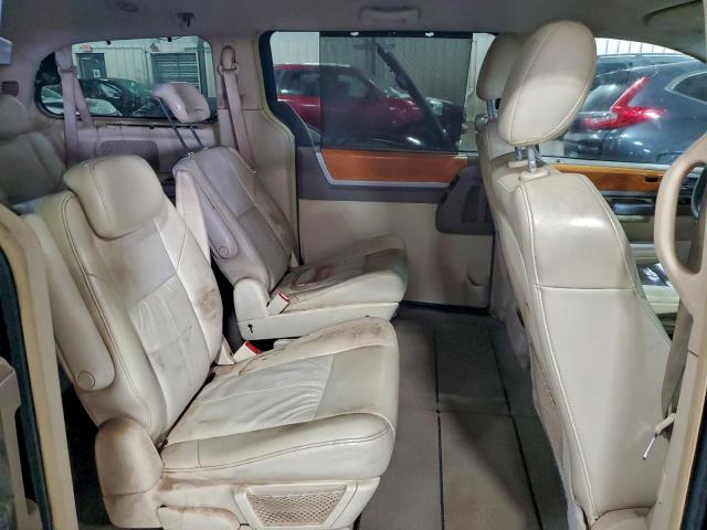 Chrysler Minivan Limited Image 13