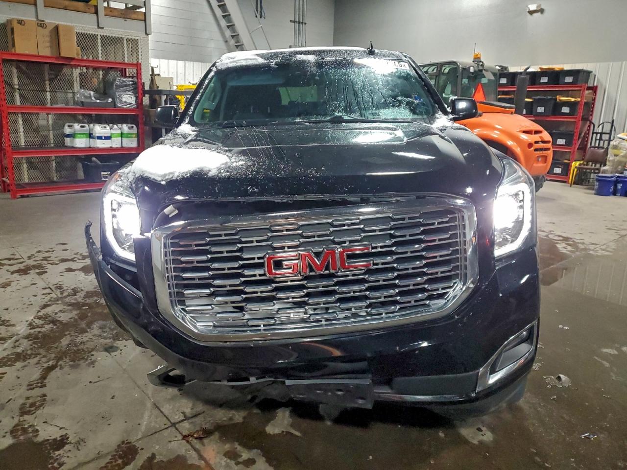 GMC Yukon Denali Image 14