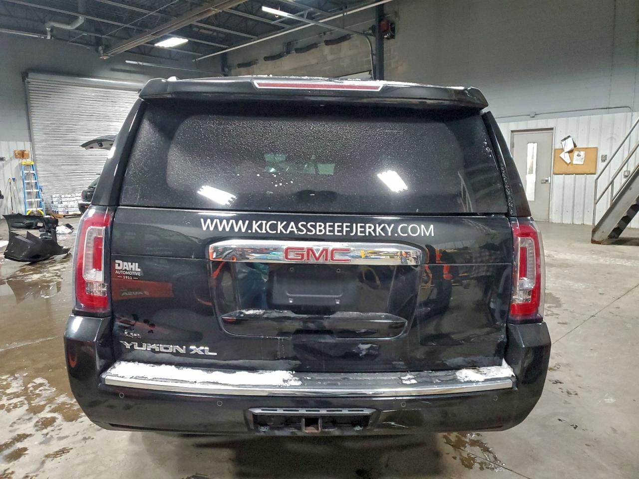 GMC Yukon Denali Image 9