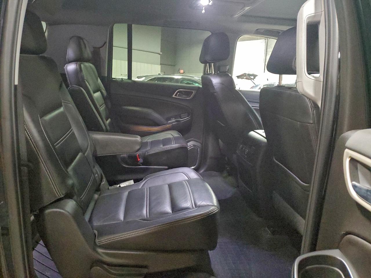 GMC Yukon Denali Image 8