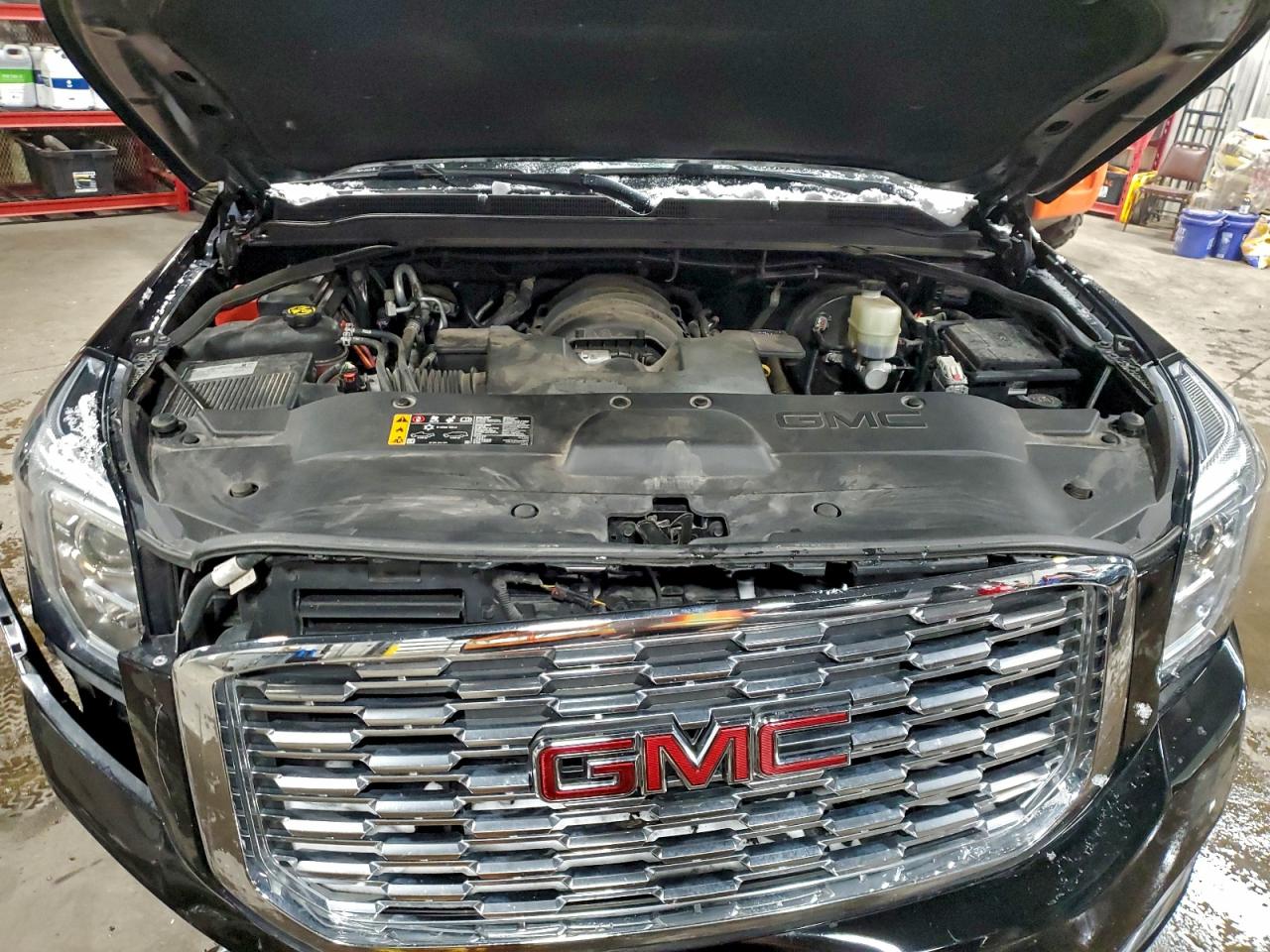GMC Yukon Denali Image 5