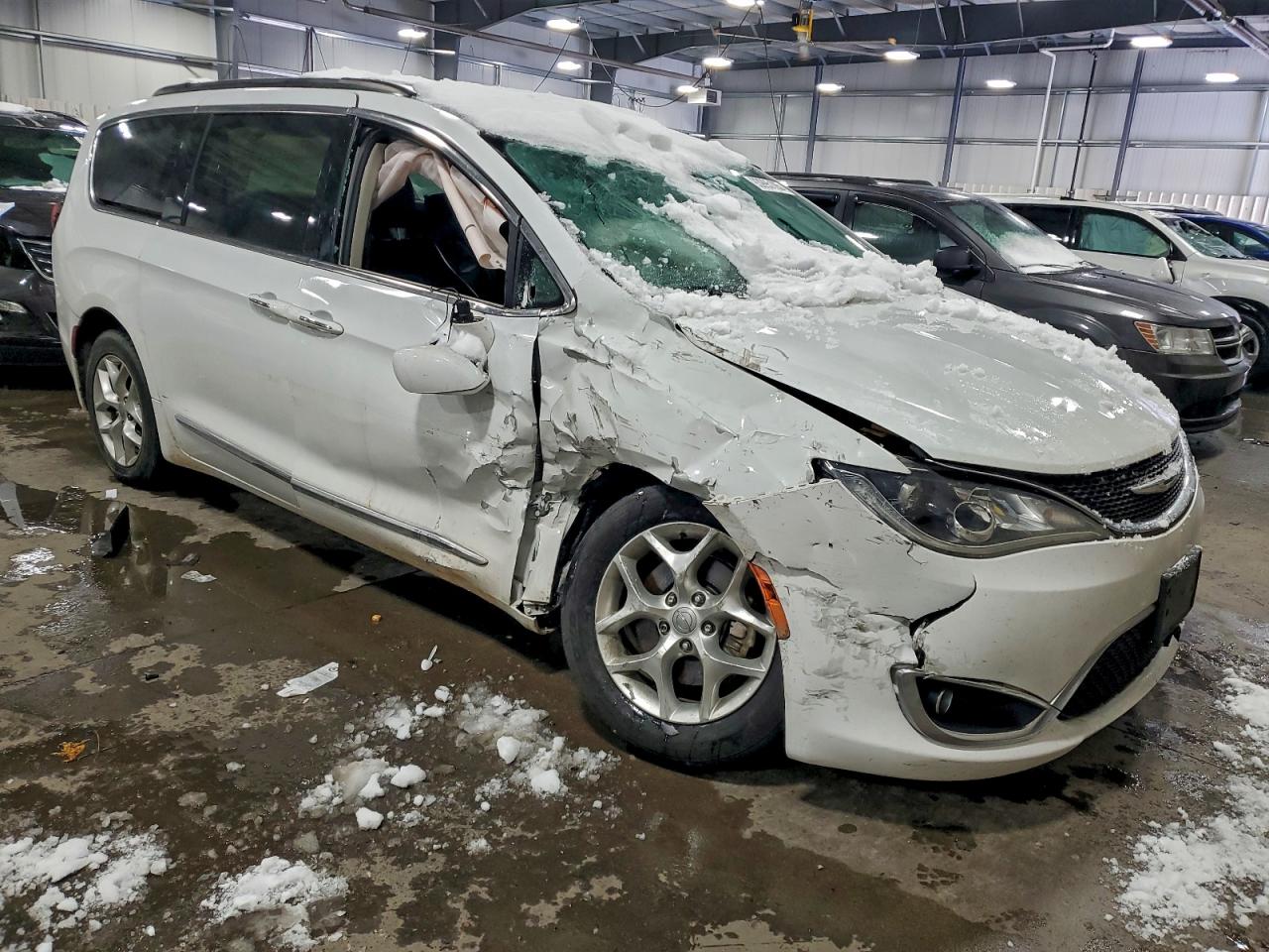 Chrysler Pacifica Touring L Image 2