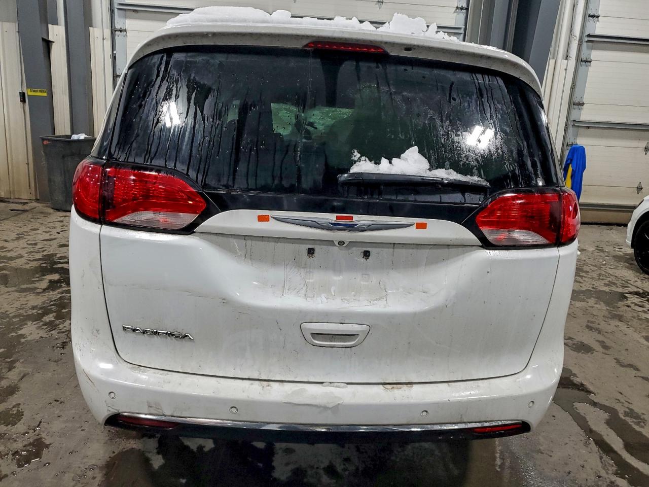 Chrysler Pacifica Touring L Image 4