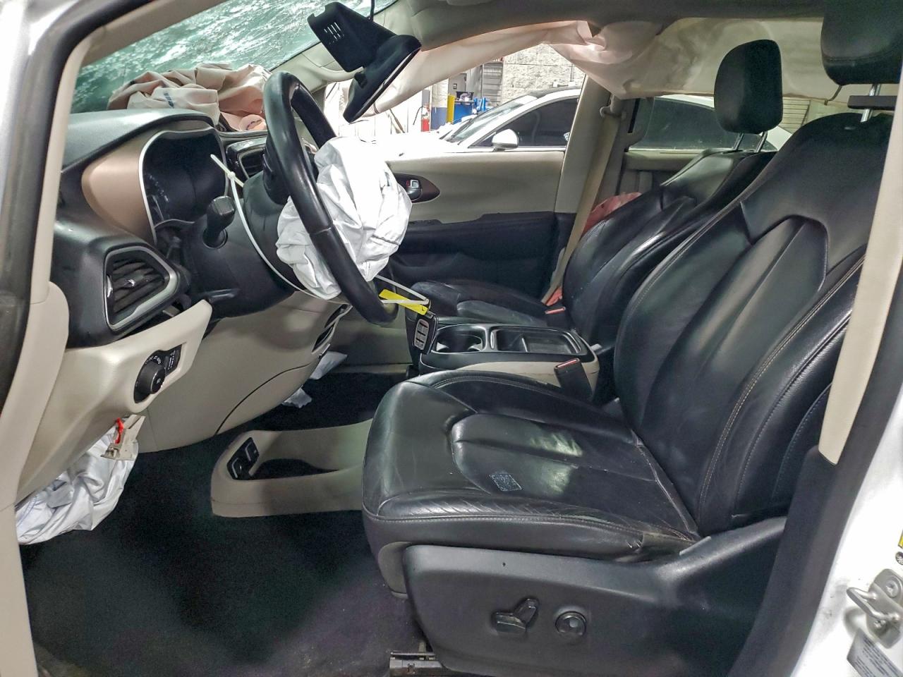 Chrysler Pacifica Touring L Image 6