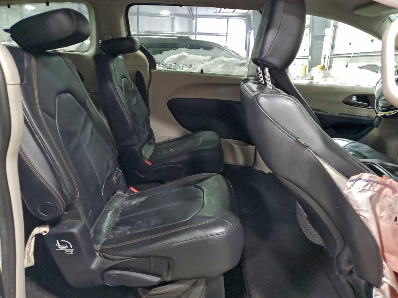 Chrysler Pacifica Touring L Image 9