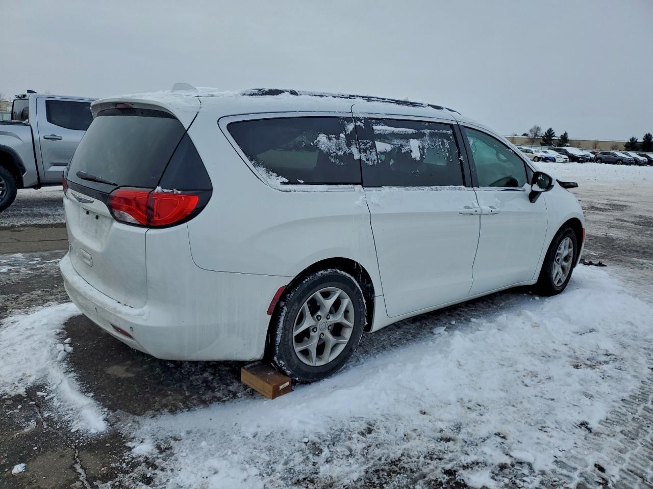 Chrysler Pacifica Touring Image 2