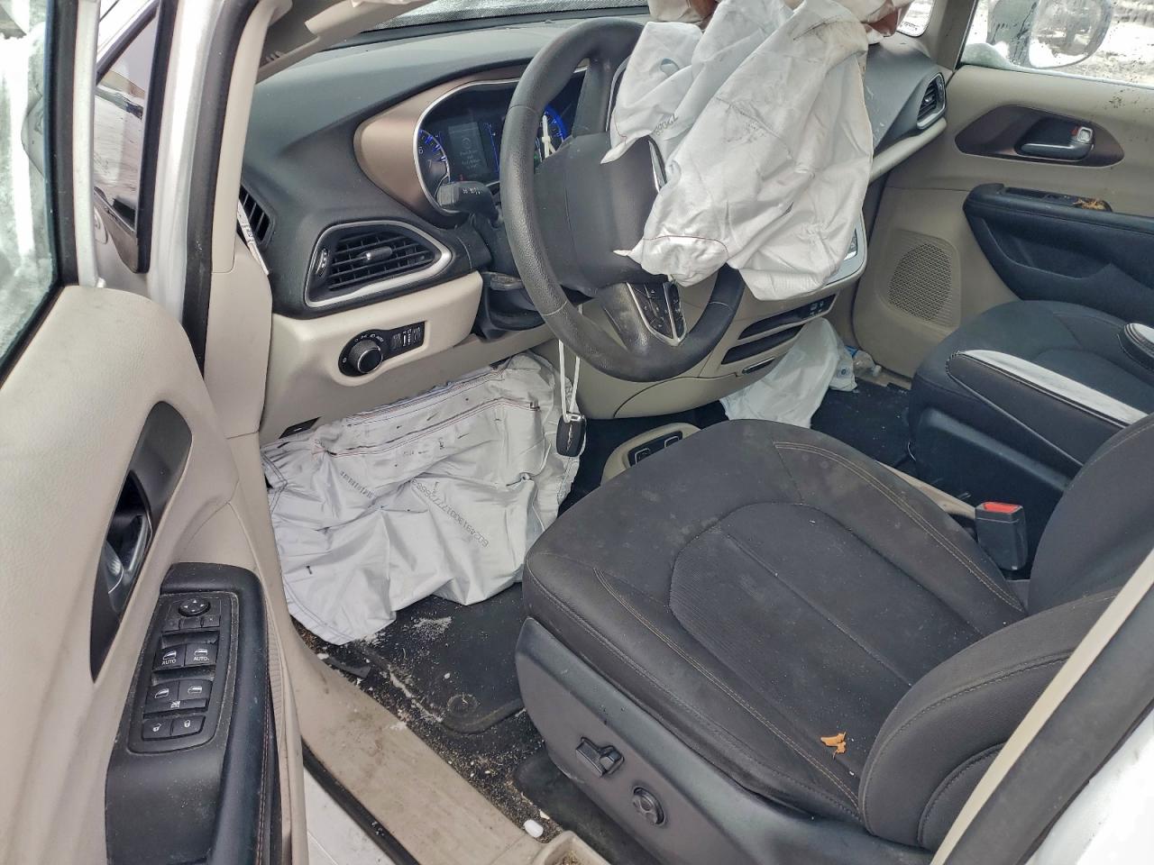 Chrysler Pacifica Touring Image 10