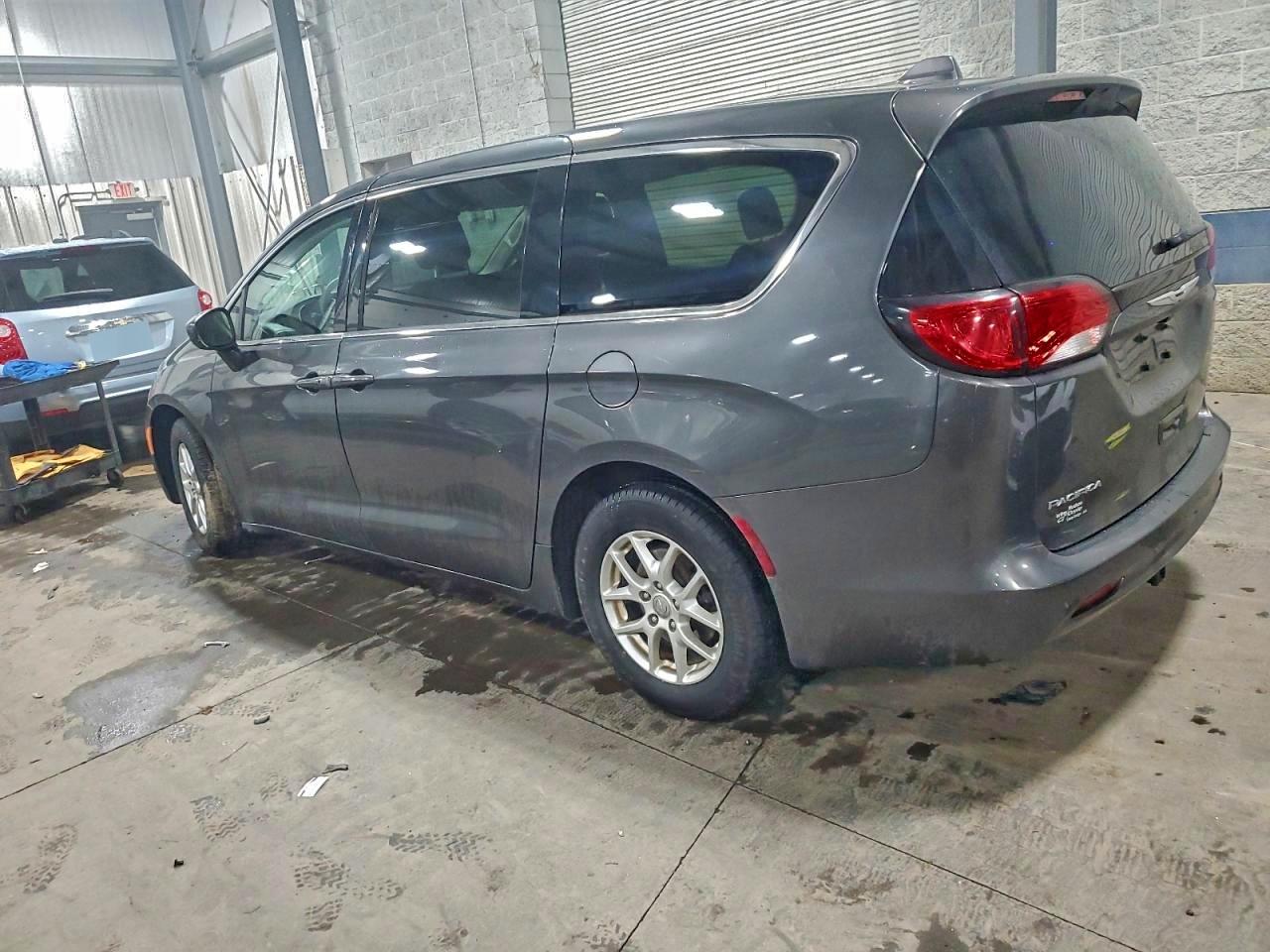 Chrysler Pacifica Touring Image 8