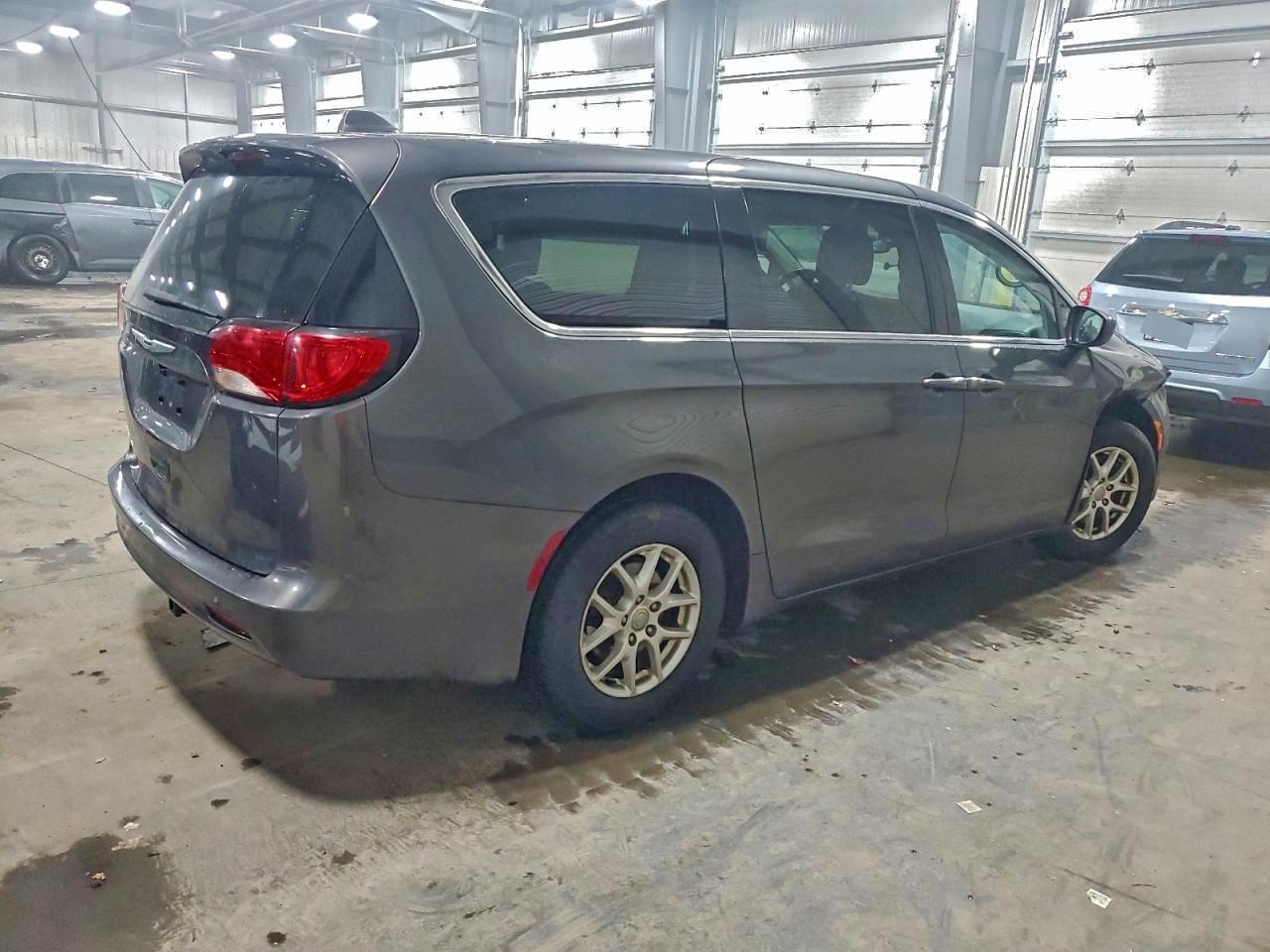 Chrysler Pacifica Touring Image 12