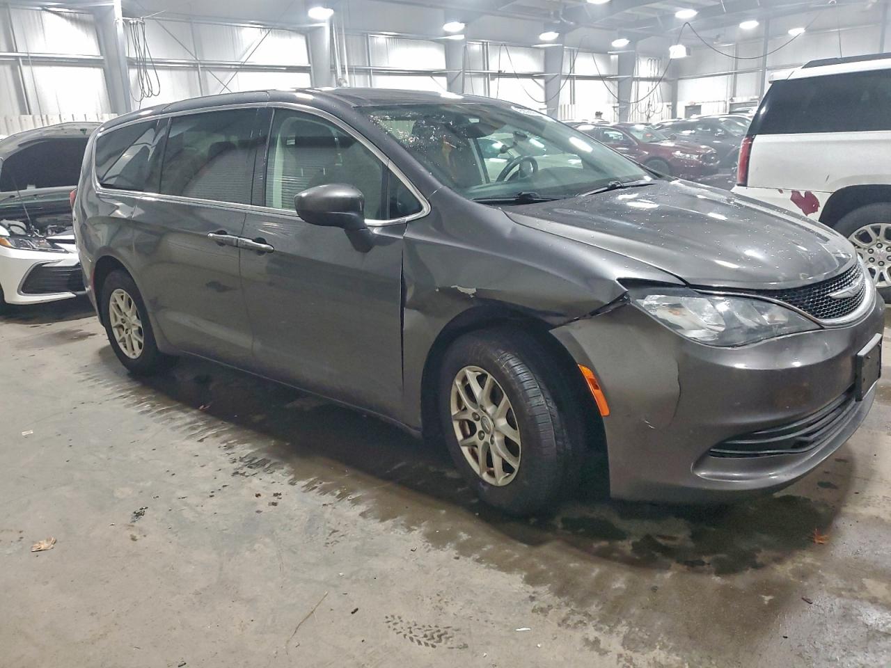 Chrysler Pacifica Touring Image 5
