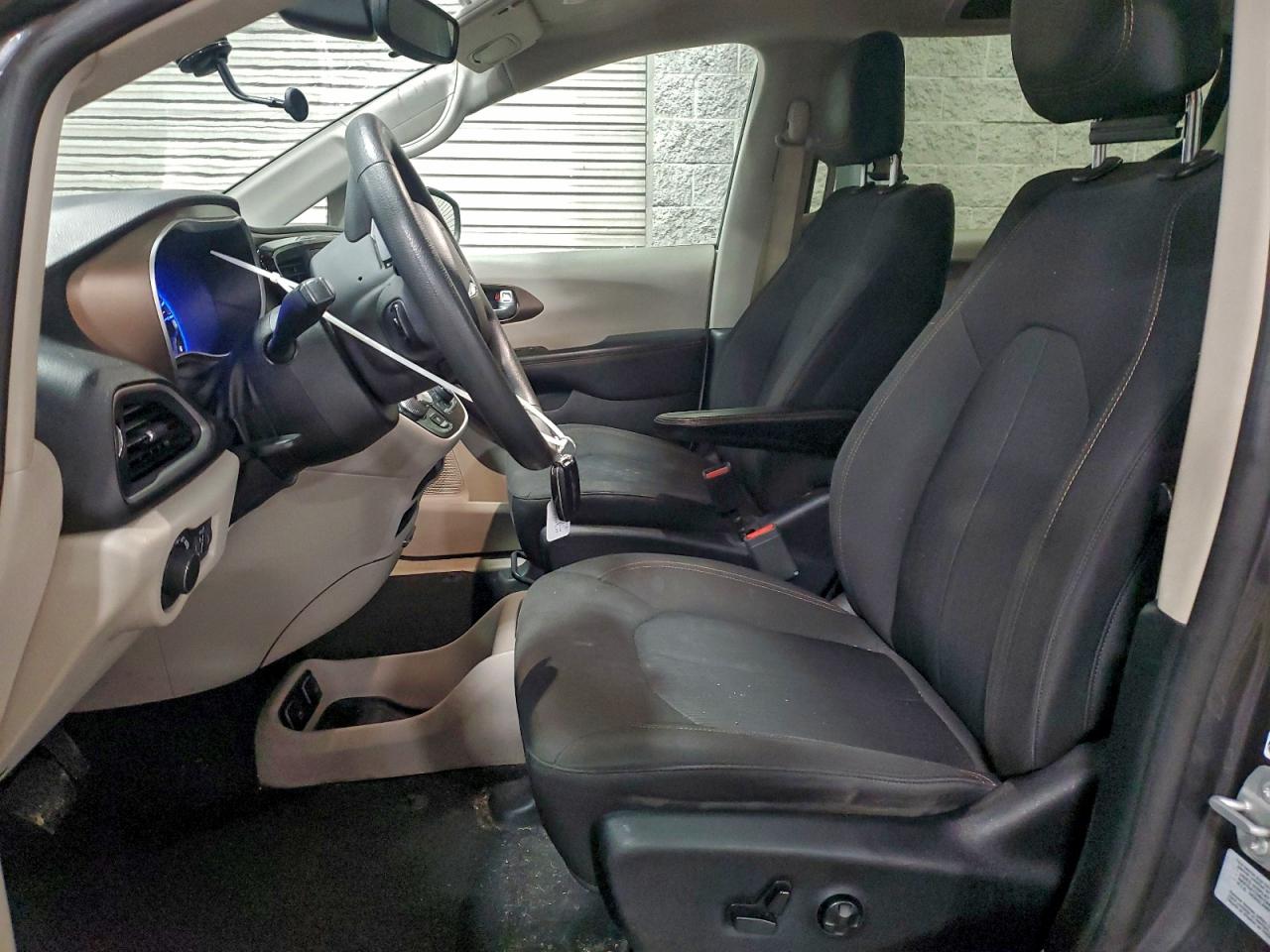 Chrysler Pacifica Touring Image 13