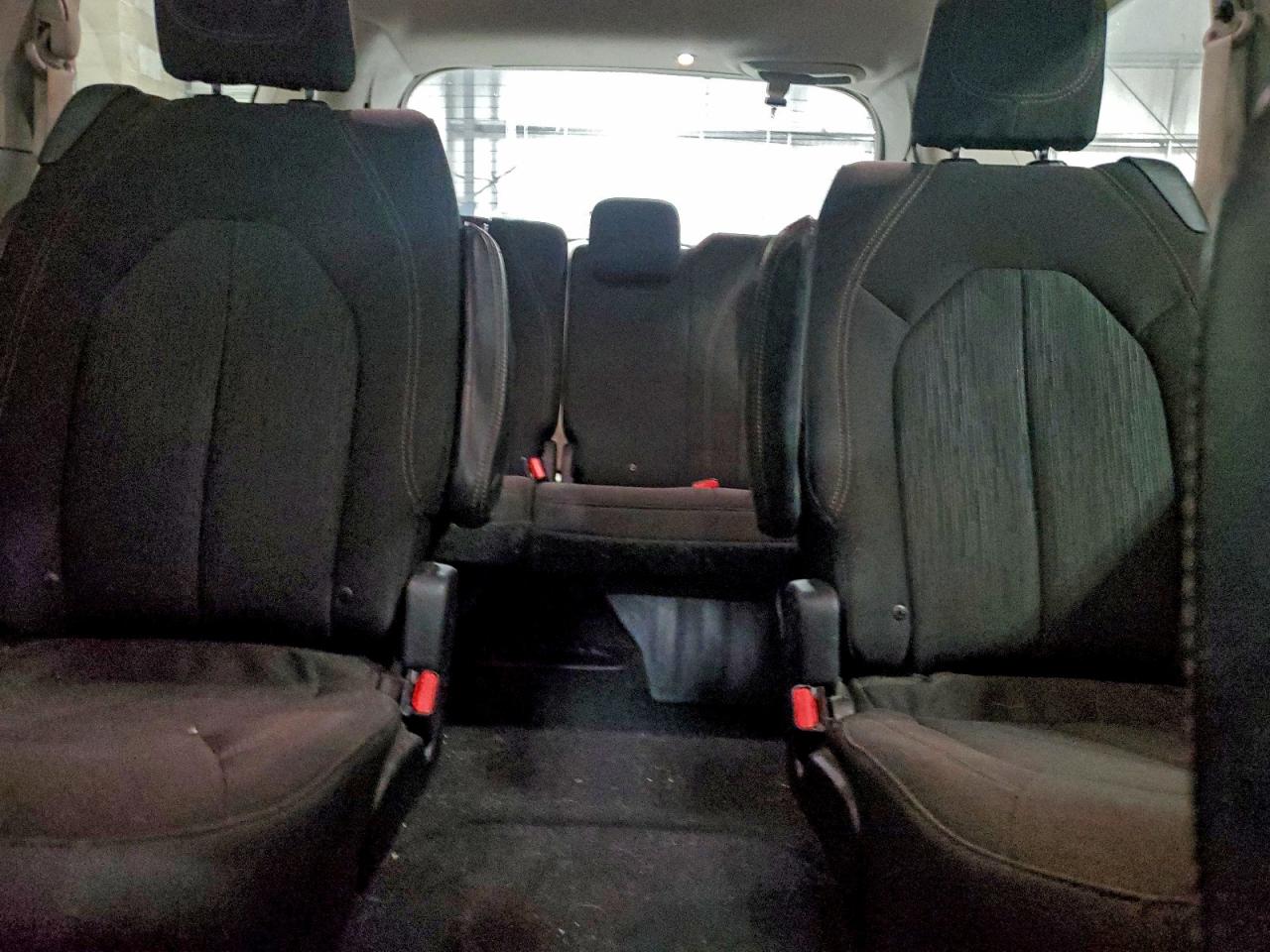 Chrysler Pacifica Touring Image 10