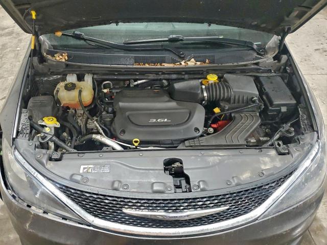 Chrysler Pacifica Touring Image 9