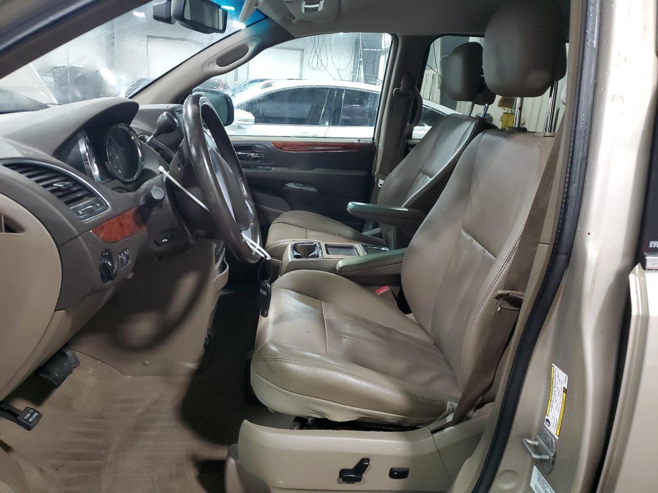 Chrysler Minivan Touring L Image 4