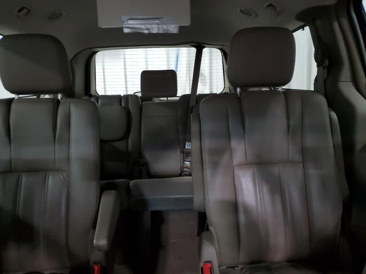 Chrysler Minivan Touring L Image 2