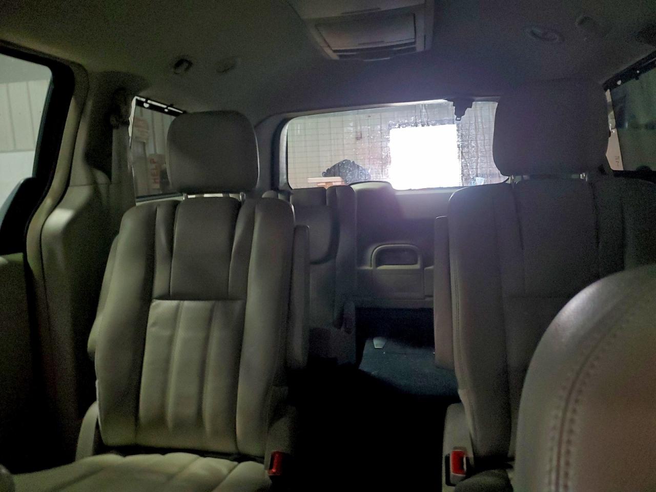 Chrysler Minivan Touring L Image 5