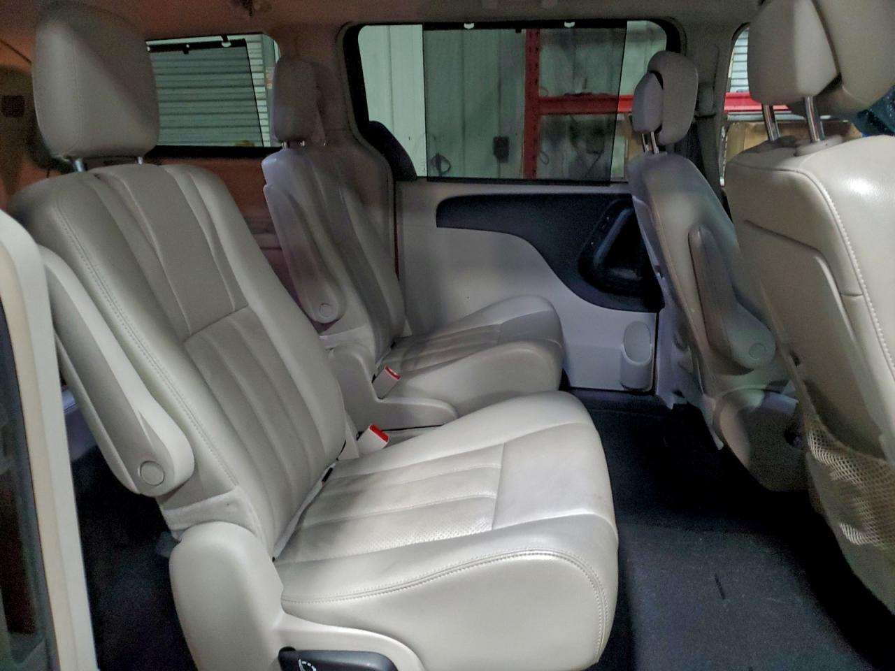 Chrysler Minivan Touring L Image 11