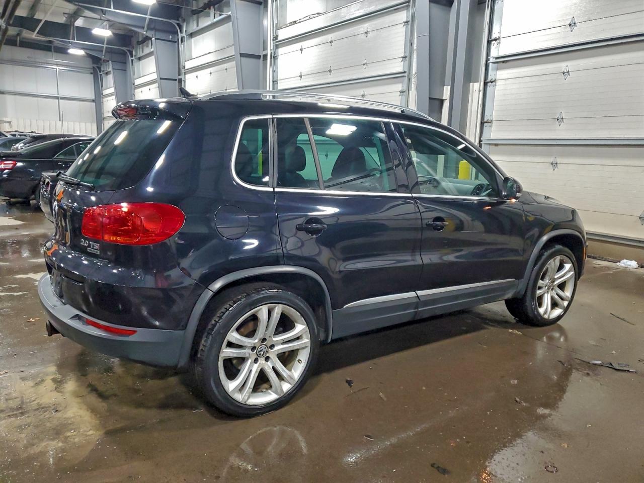 Volkswagen Tiguan S Image 2