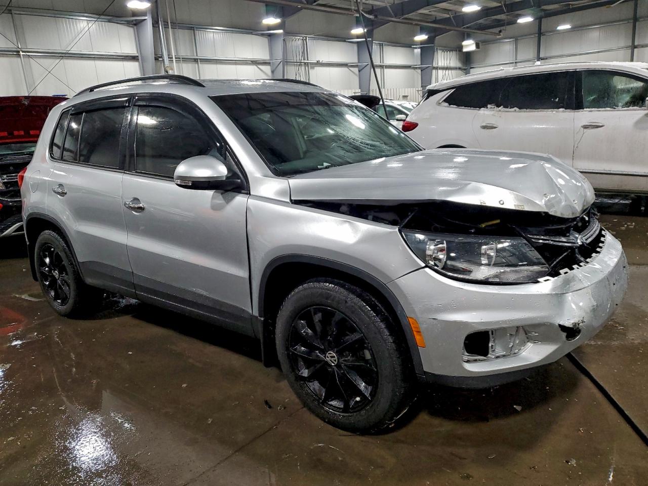 Volkswagen Tiguan S Image 2