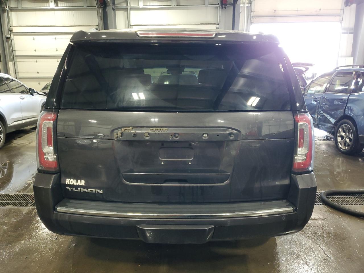 GMC Yukon Denali Image 9