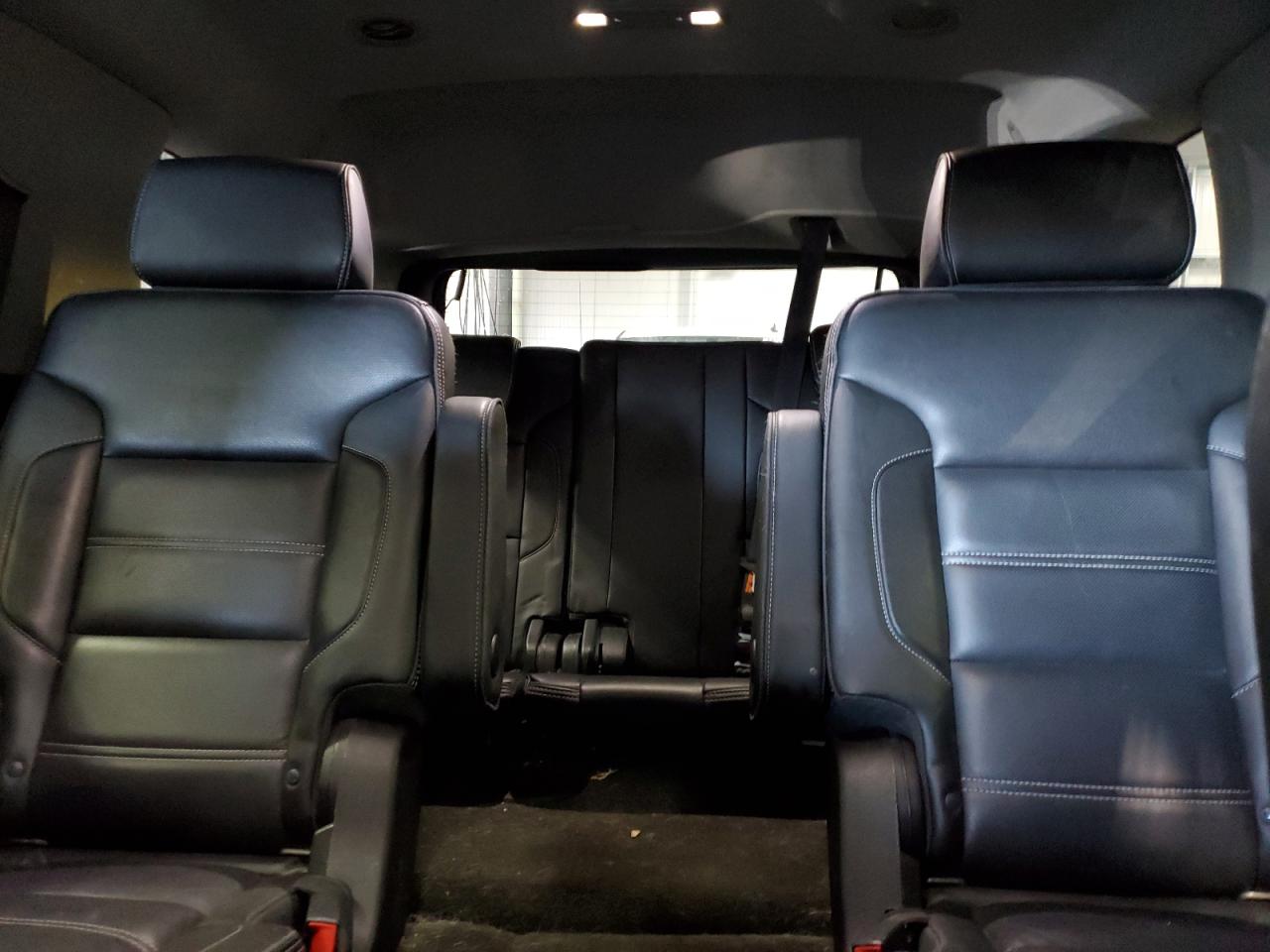 GMC Yukon Denali Image 4