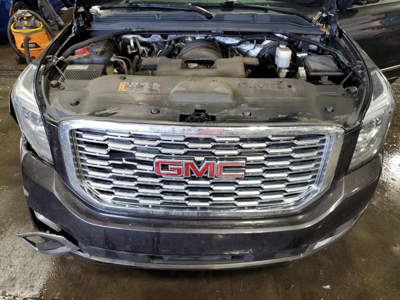 GMC Yukon Denali Image 8