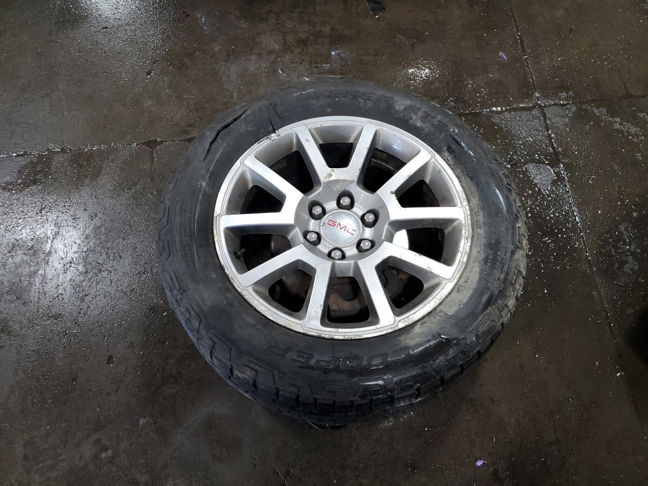 GMC Yukon Denali Image 13