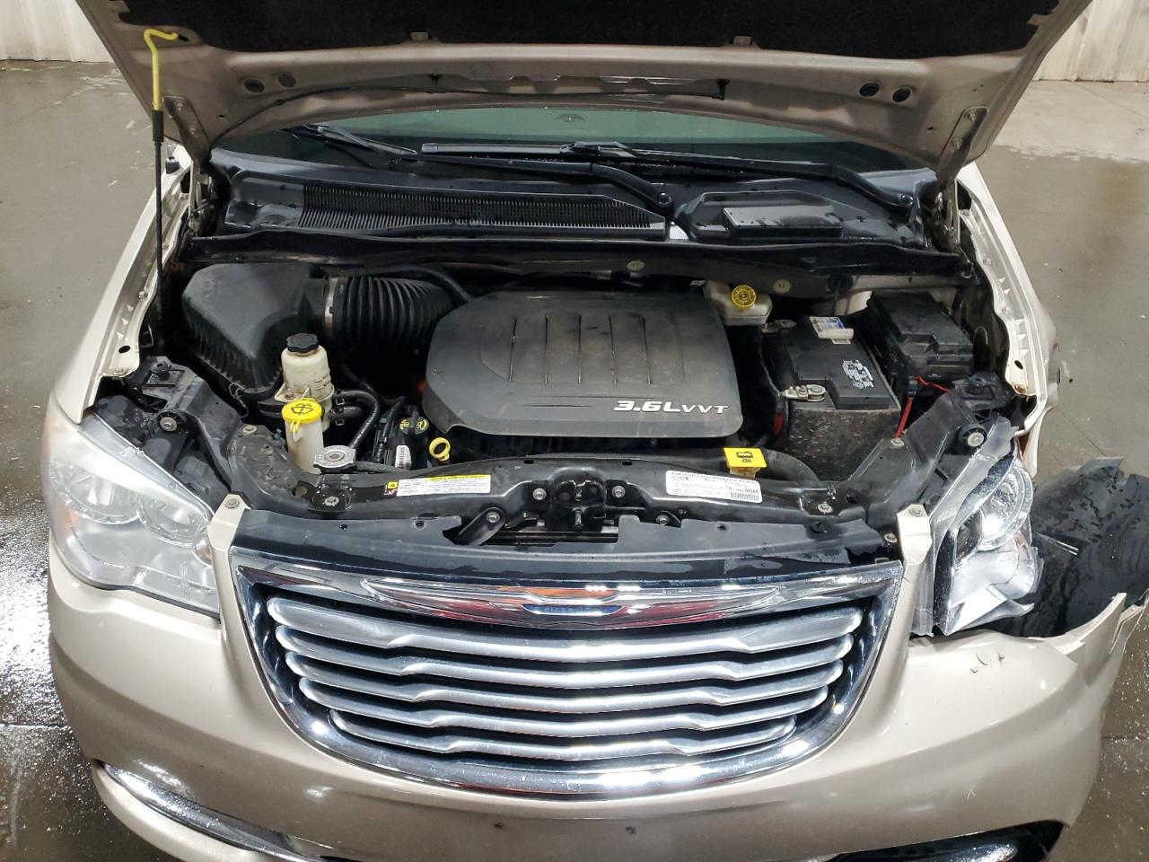 Chrysler Minivan Touring L Image 12