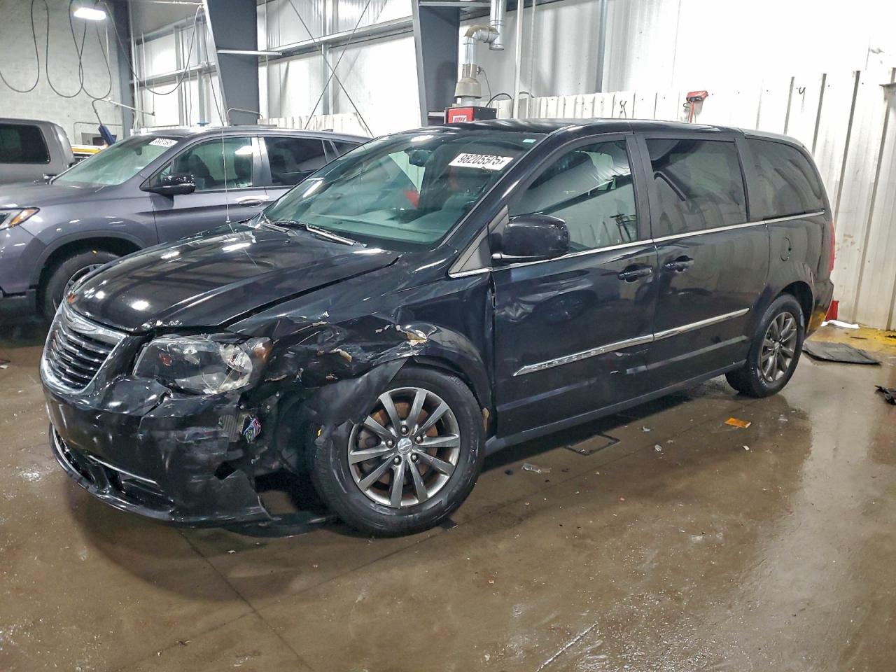 Chrysler Minivan S Image 1