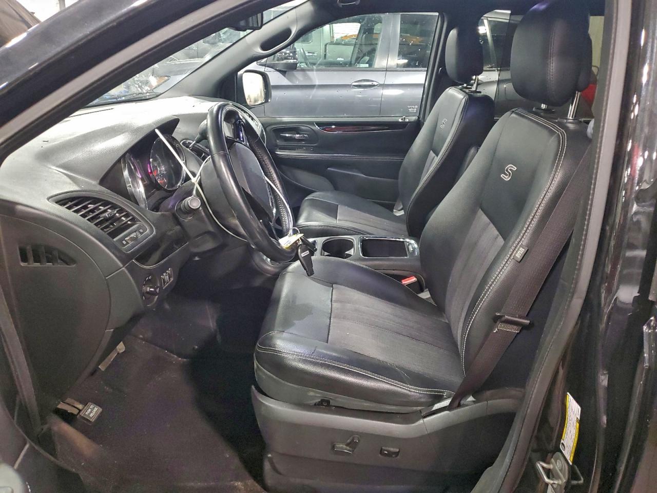 Chrysler Minivan S Image 5