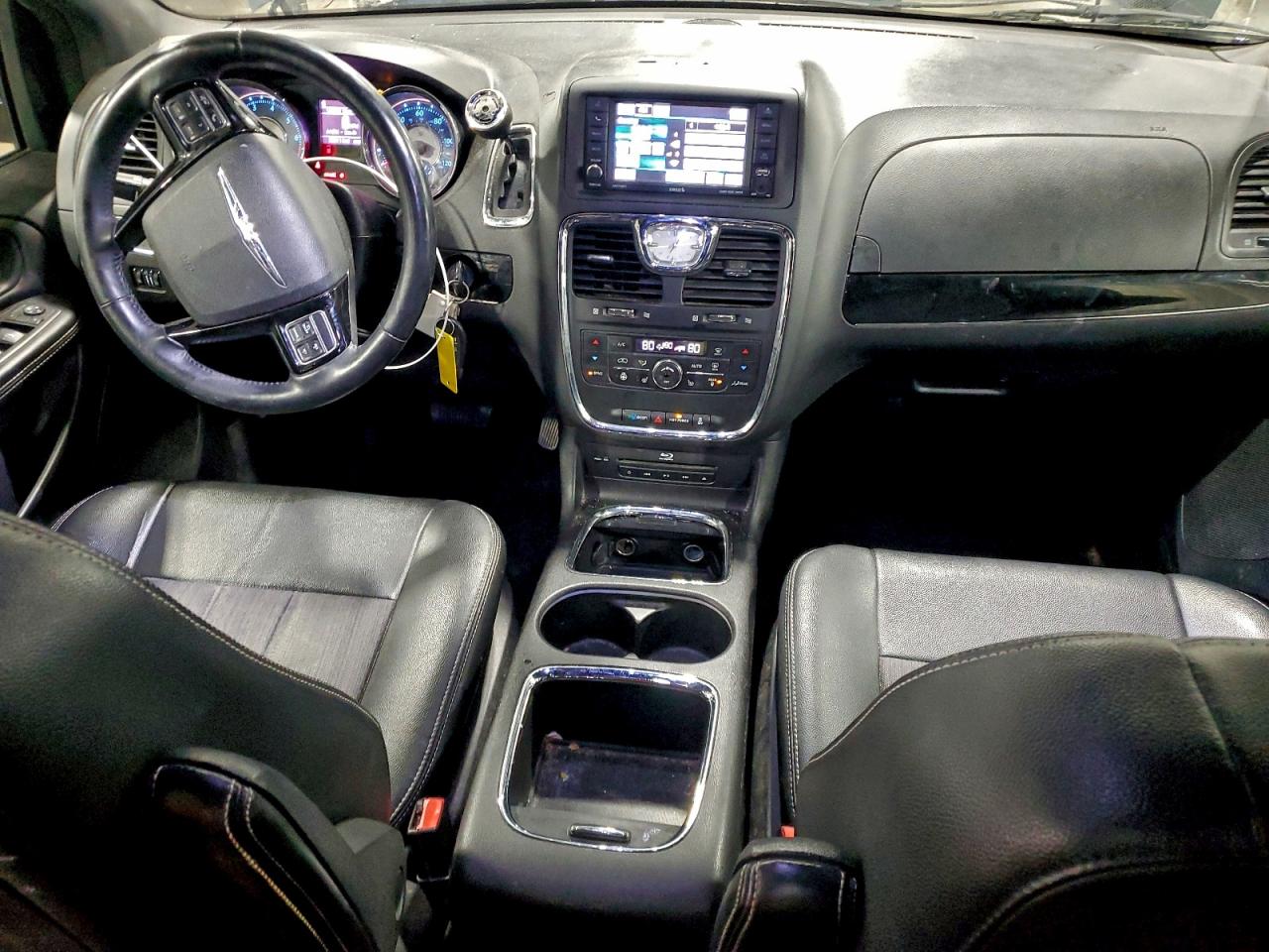 Chrysler Minivan S Image 9