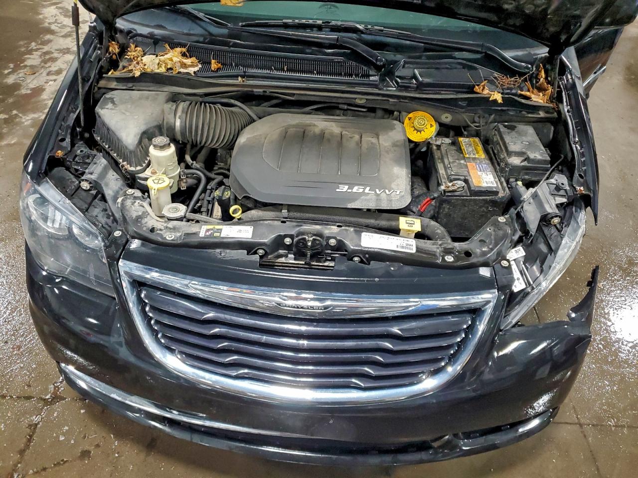 Chrysler Minivan S Image 7