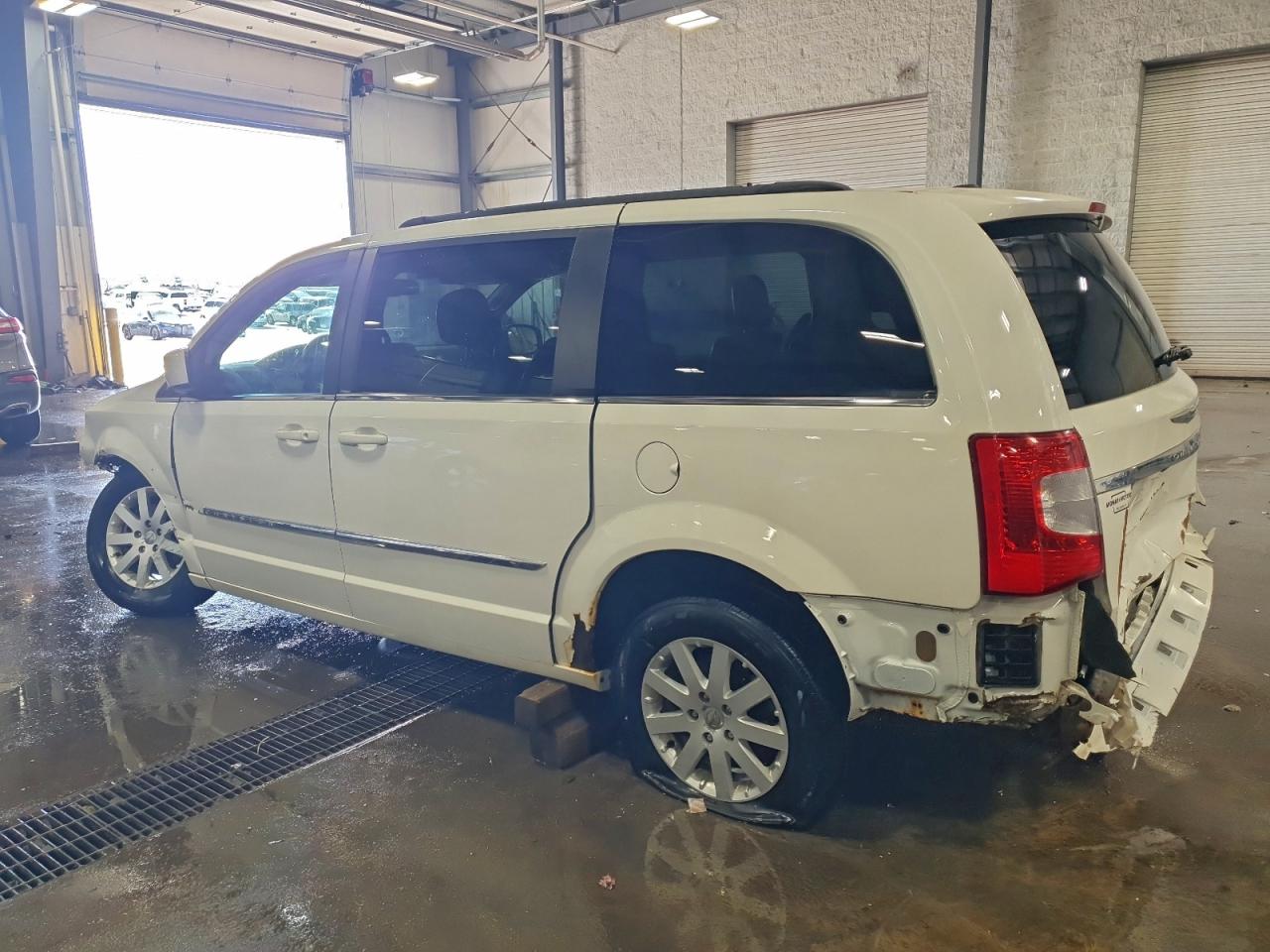 Chrysler Minivan Touring Image 2