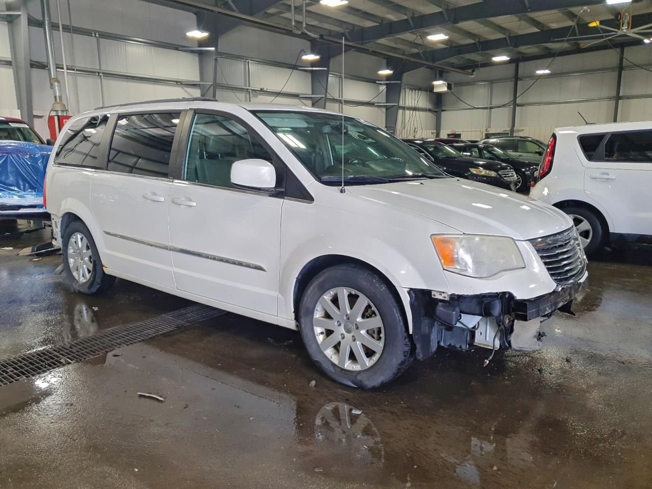 Chrysler Minivan Touring Image 10