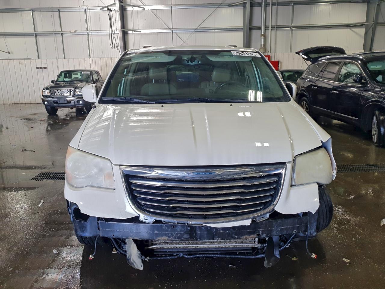 Chrysler Minivan Touring Image 6