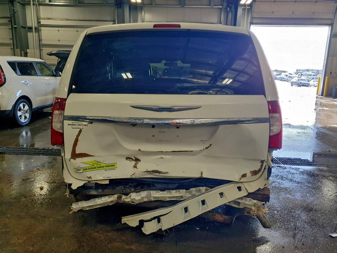 Chrysler Minivan Touring Image 8