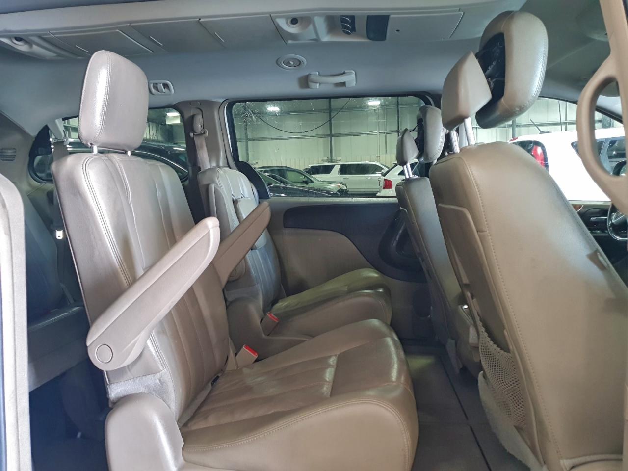 Chrysler Minivan Touring Image 12