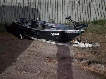  Salvage Crestliner Boat