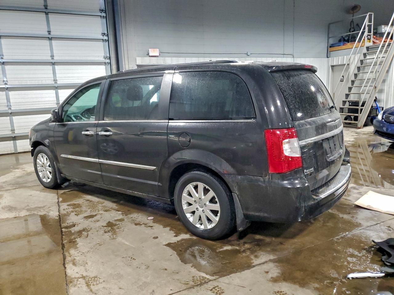 Chrysler Minivan Touring Image 4