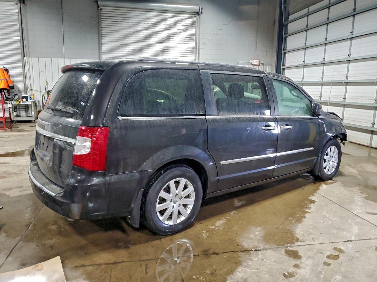 Chrysler Minivan Touring Image 5