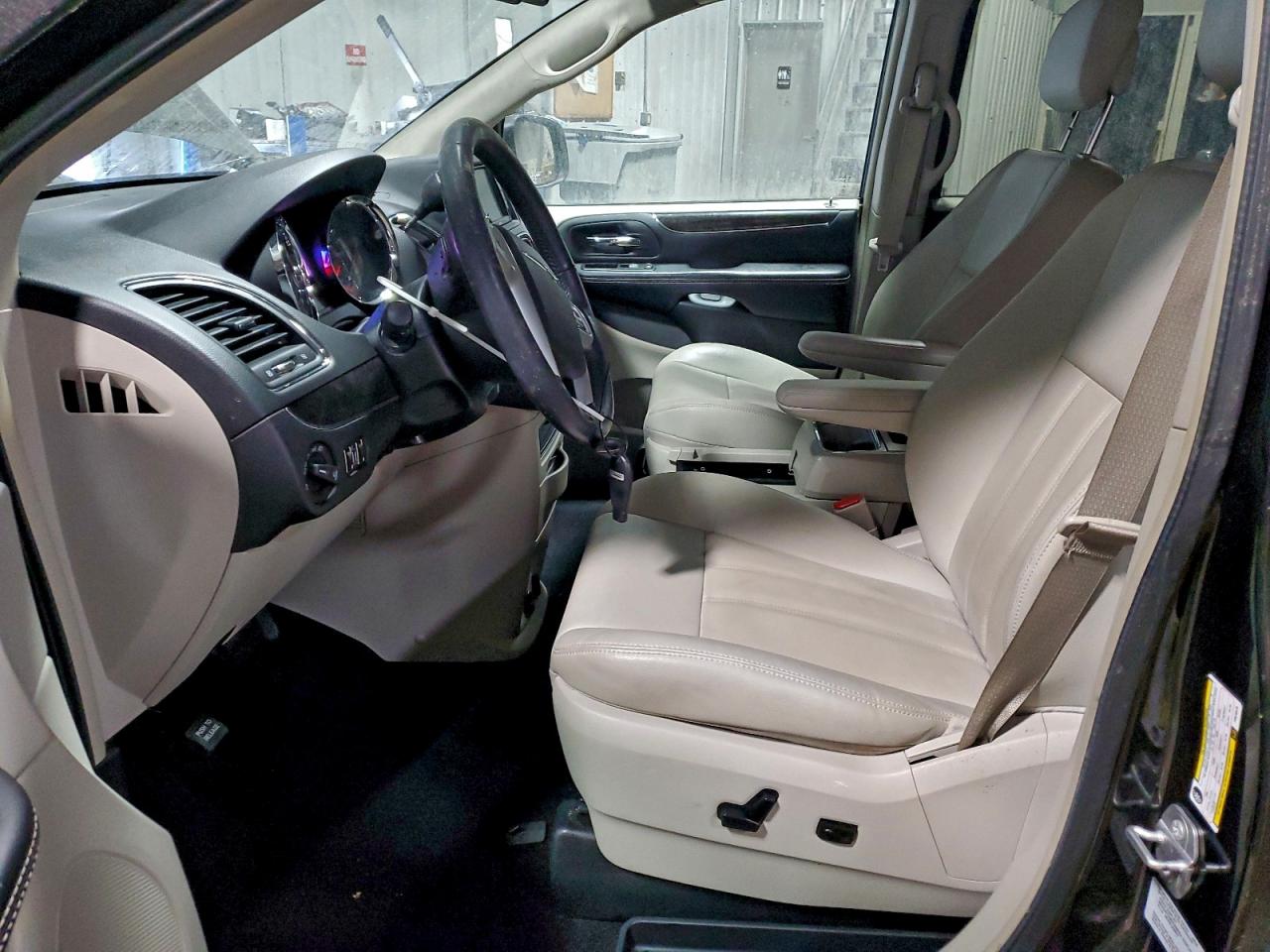 Chrysler Minivan Touring Image 6