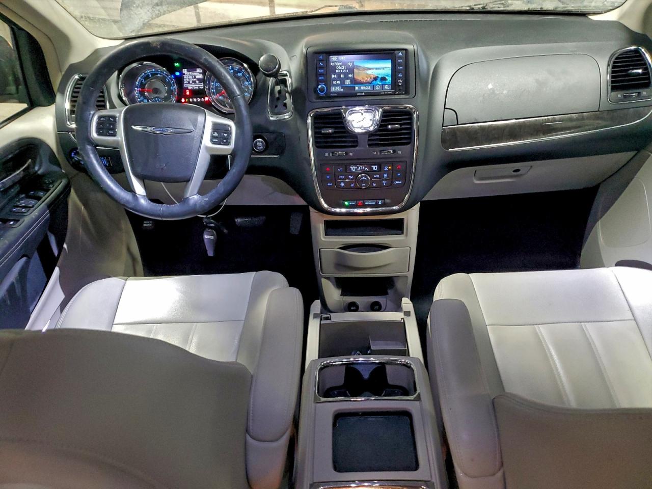 Chrysler Minivan Touring Image 3