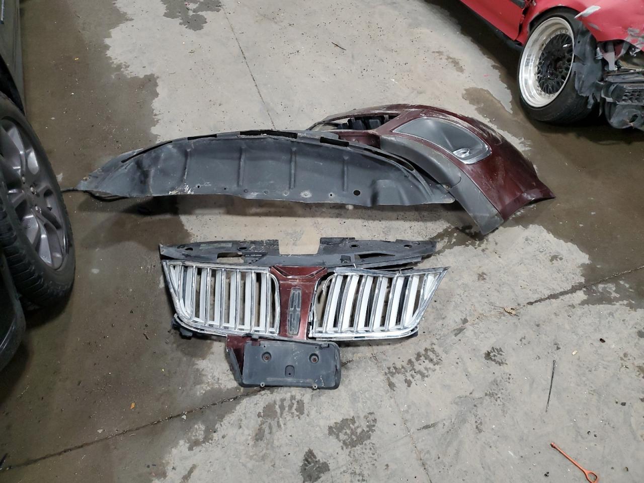 Lincoln MKS Image 12
