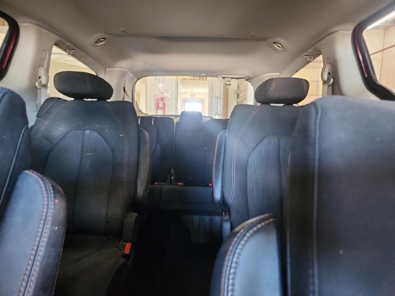 Chrysler Pacifica Touring Image 8