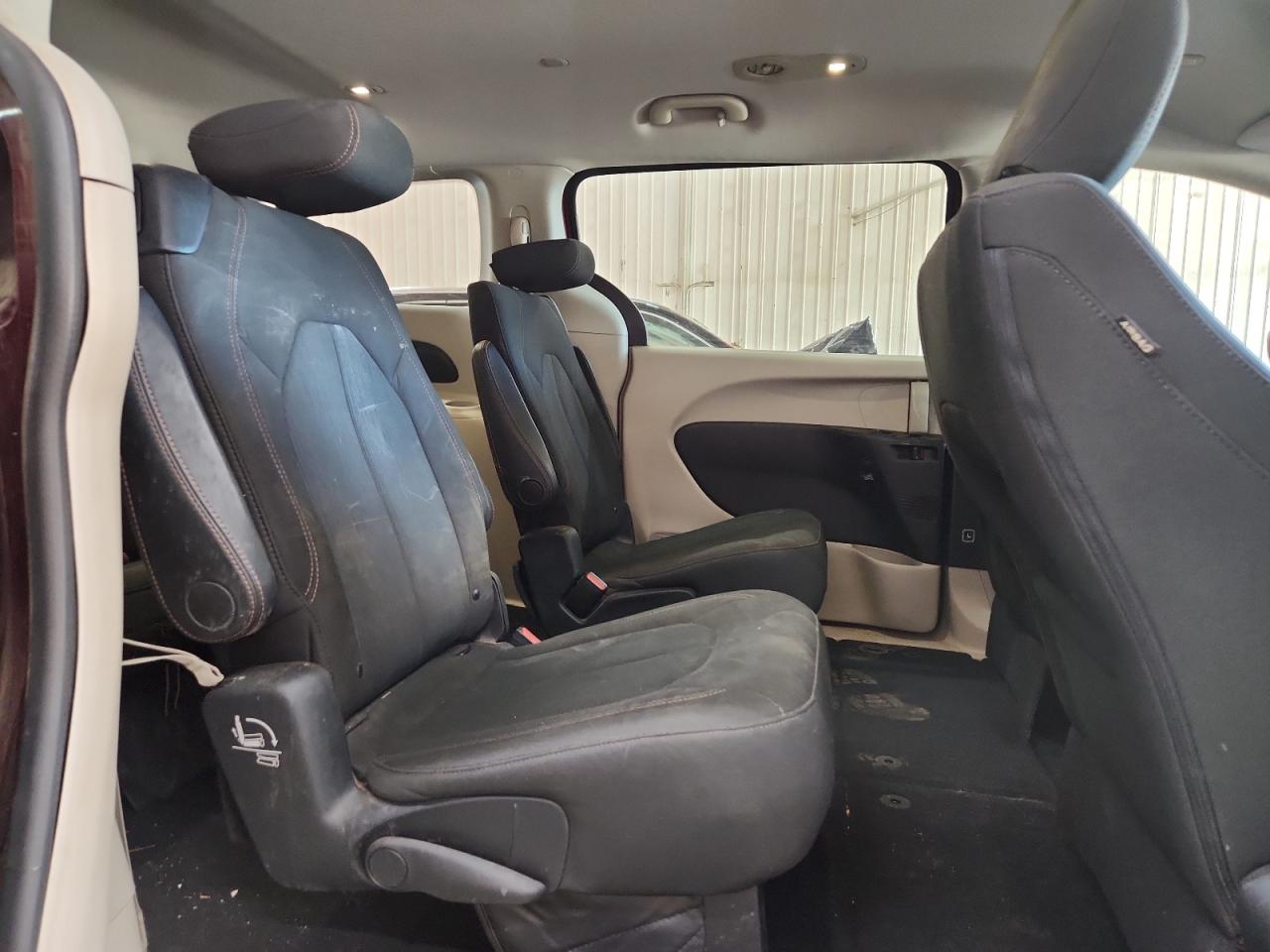 Chrysler Pacifica Touring Image 9